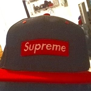 SUPREME fitted Snapback hat